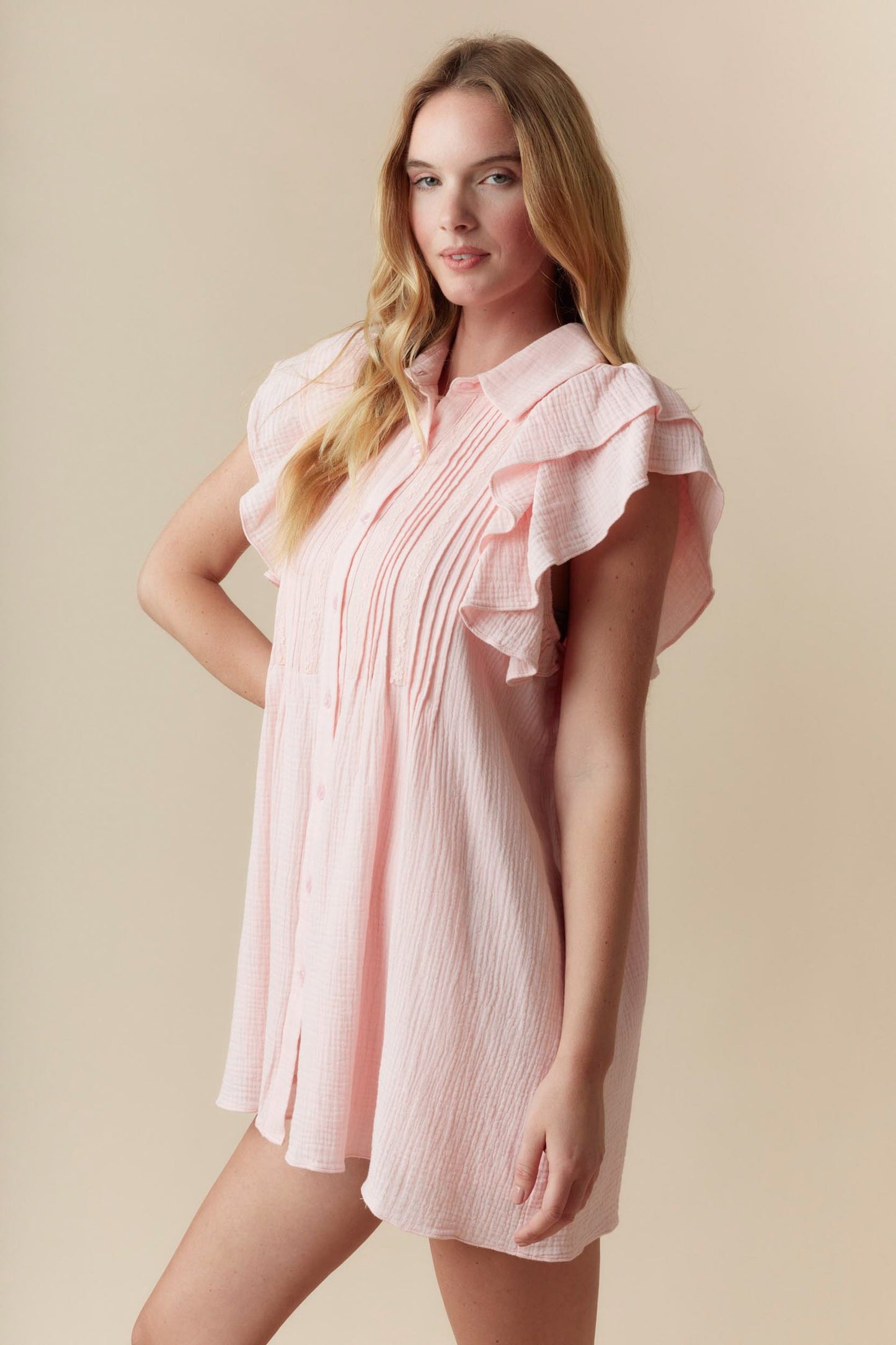 Minivestido con volantes en las mangas y encaje frontal
