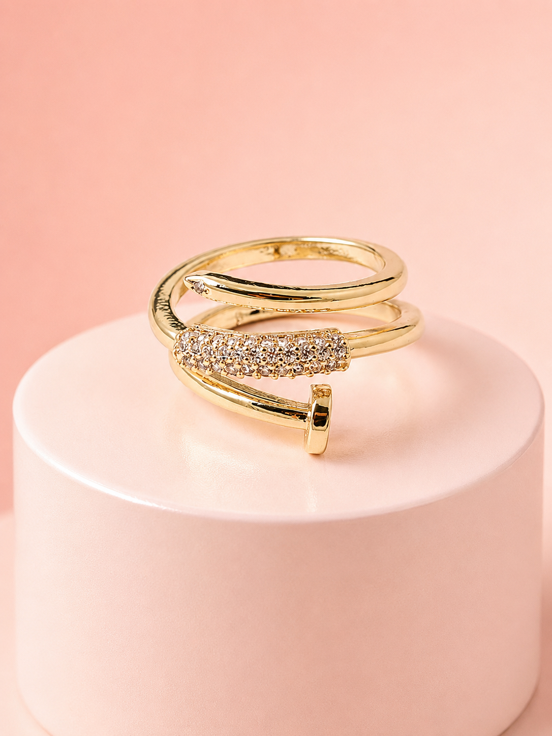 Anillo de circonita cúbica con forma de clavo torcido y chapado en oro