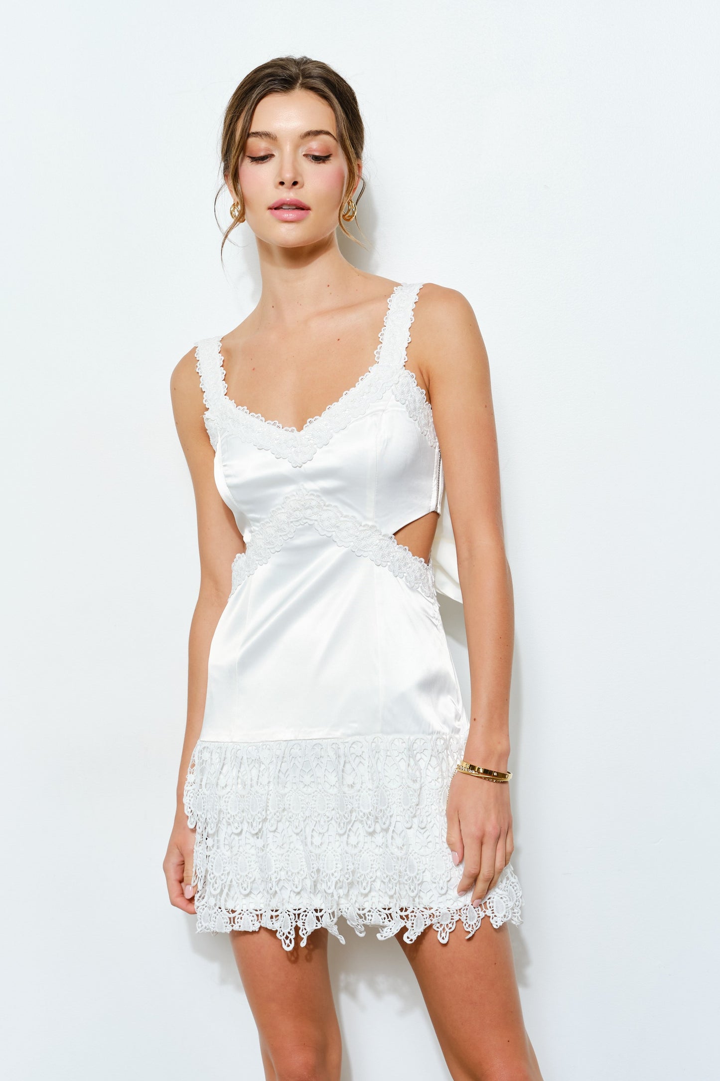 BACK BOW BEAUTY WHITE DRESS