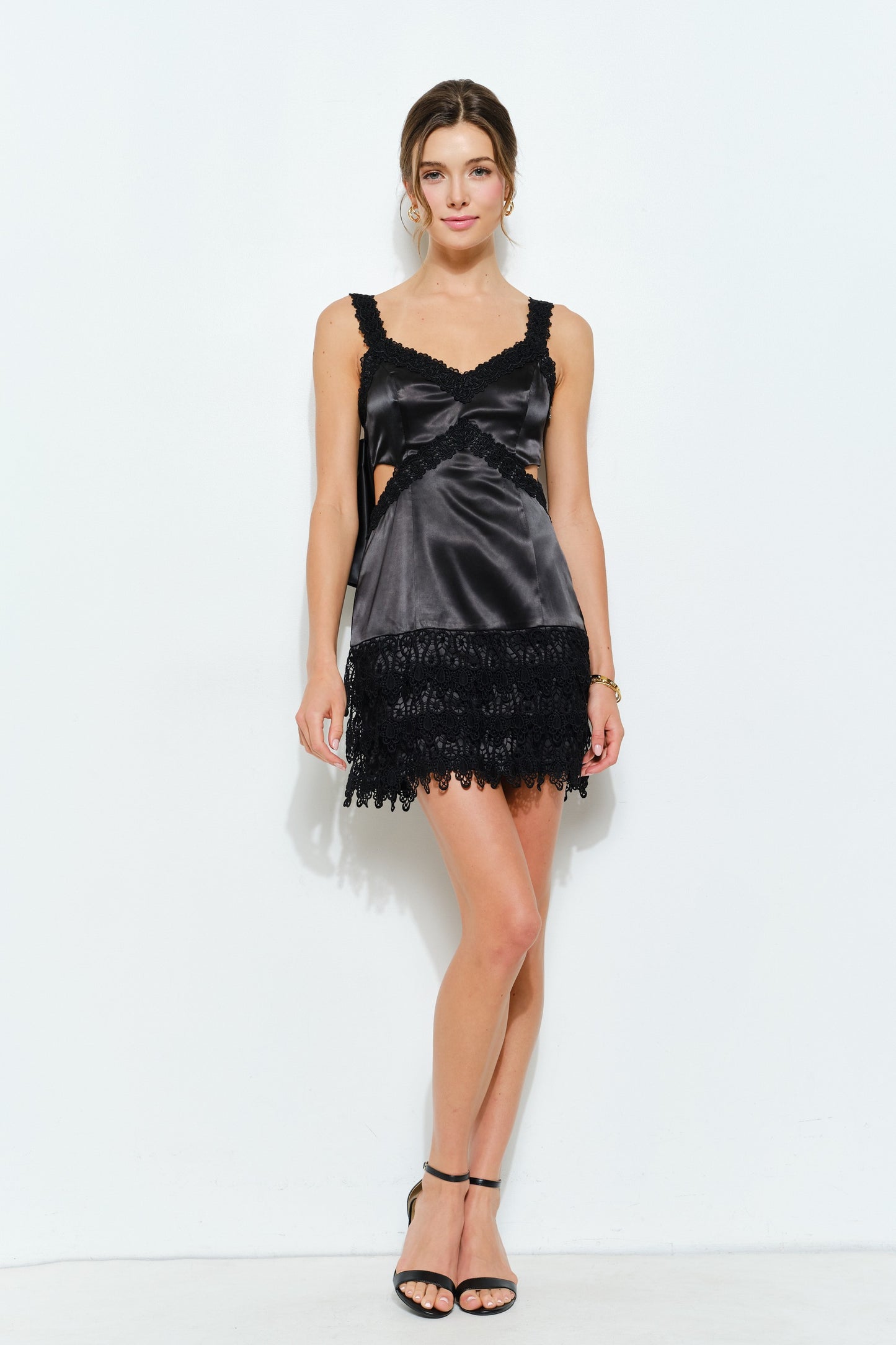 BACK BOW BEAUTY BLACK DRESS