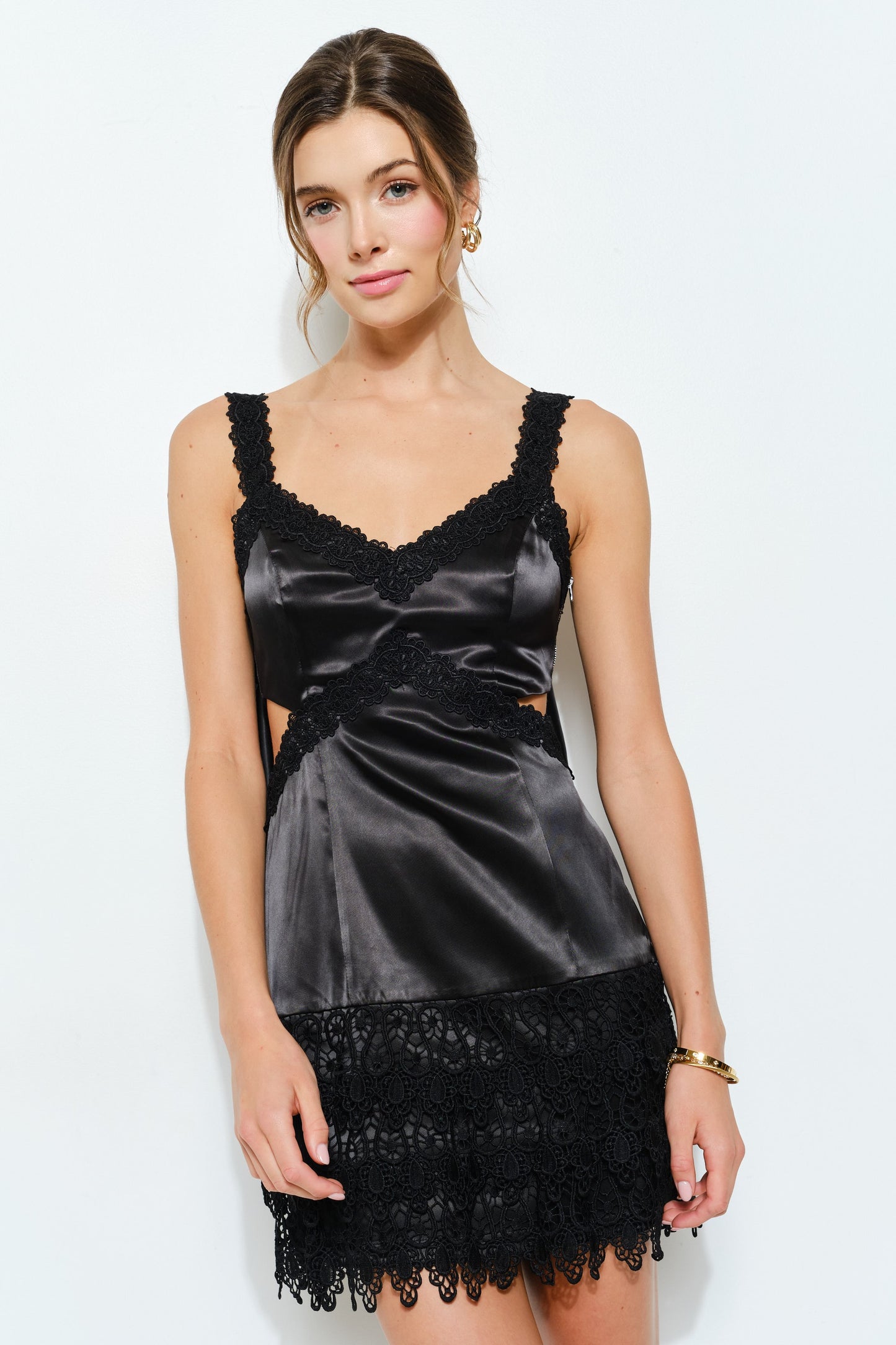BACK BOW BEAUTY BLACK DRESS