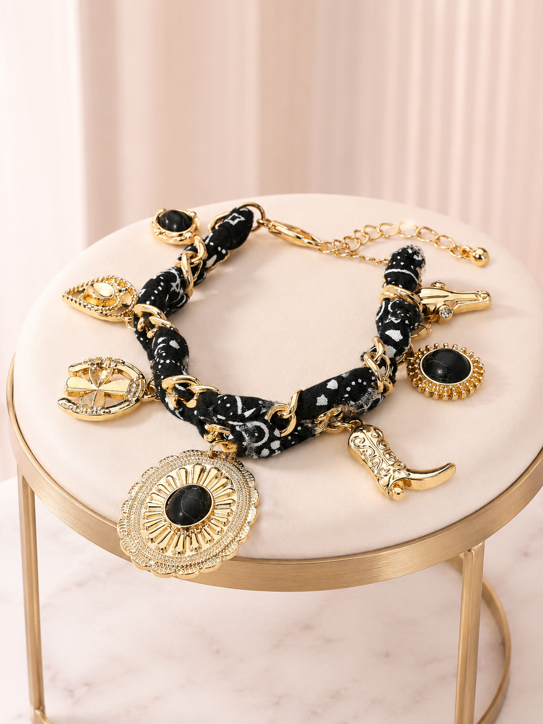 Pulsera con dije vaquero de bandana negra