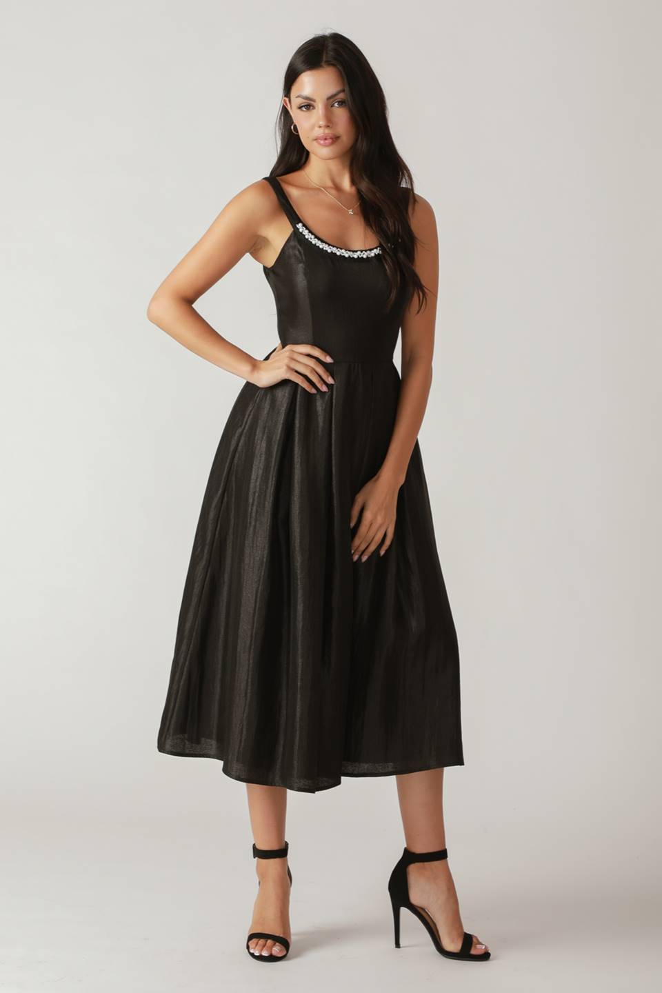 VESTIDO MIDI TEJIDO CAMPOS REVOLOTEANTES