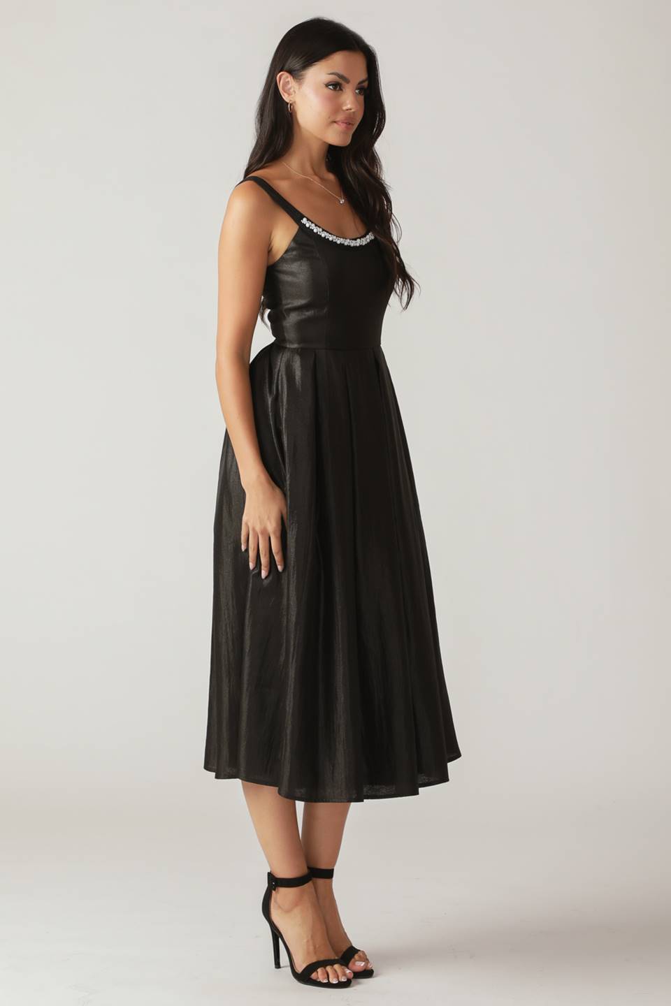 VESTIDO MIDI TEJIDO CAMPOS REVOLOTEANTES