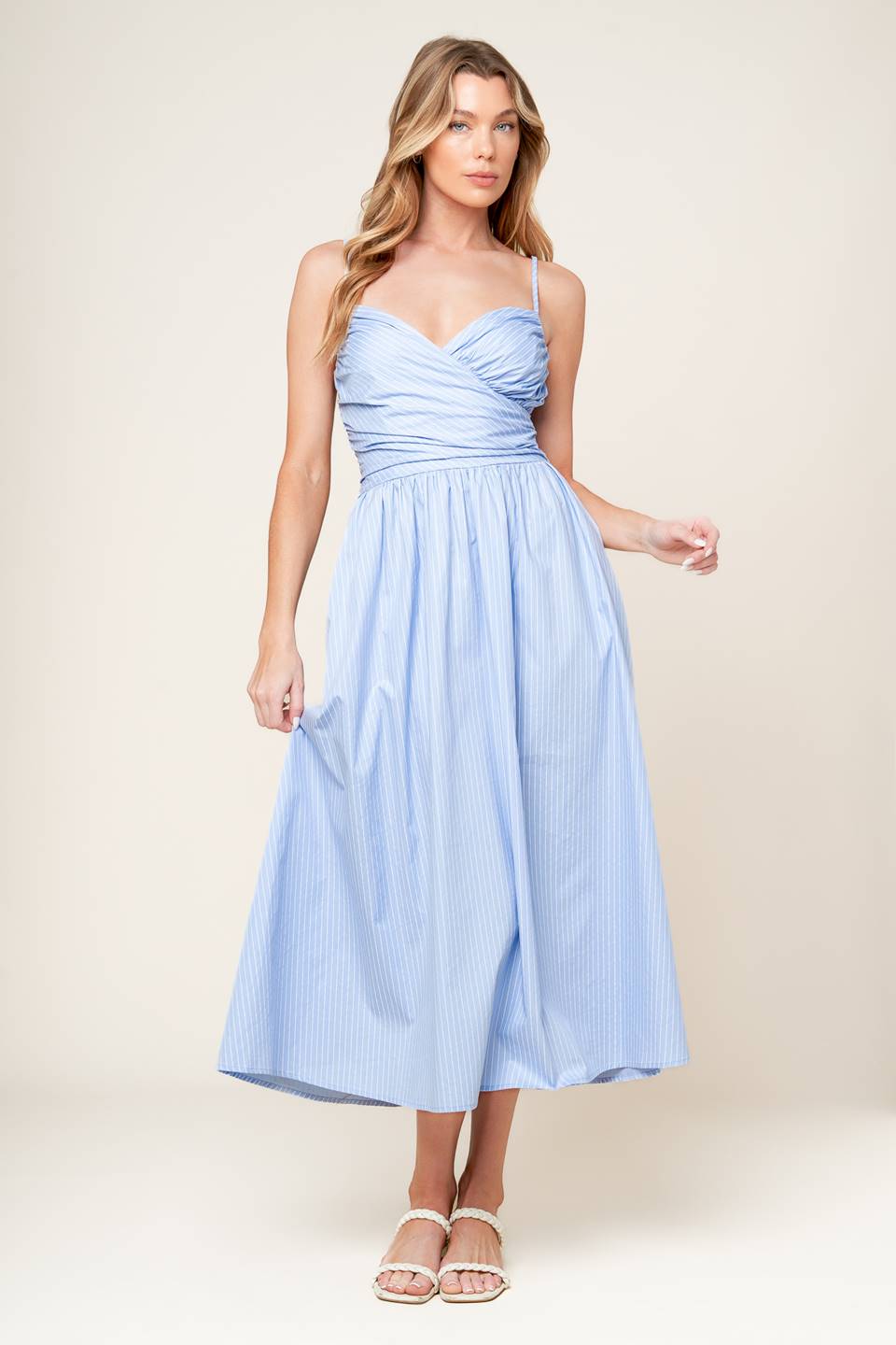 VESTIDO MIDI TEJIDO AZUL PASTEL INVITADA DE VERANO