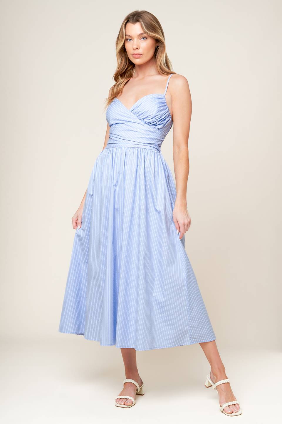VESTIDO MIDI TEJIDO AZUL PASTEL INVITADA DE VERANO