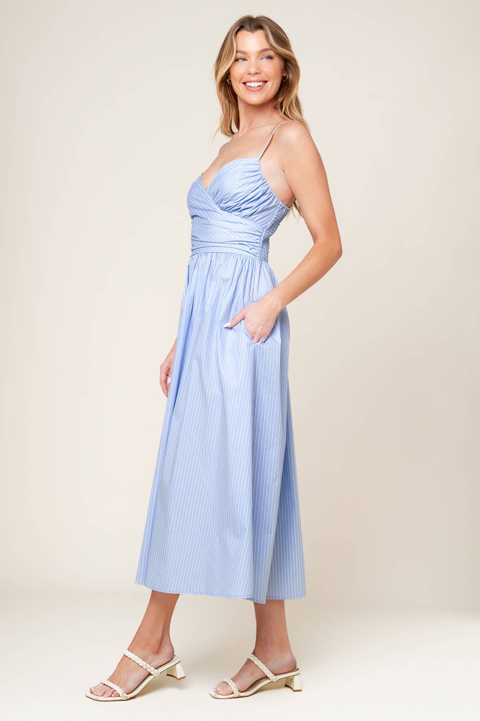 VESTIDO MIDI TEJIDO AZUL PASTEL INVITADA DE VERANO
