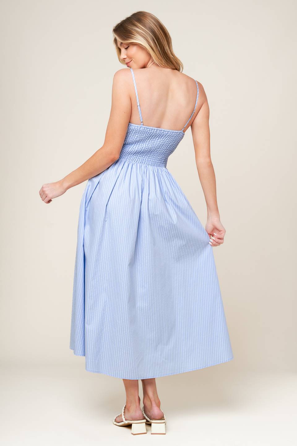 VESTIDO MIDI TEJIDO AZUL PASTEL INVITADA DE VERANO