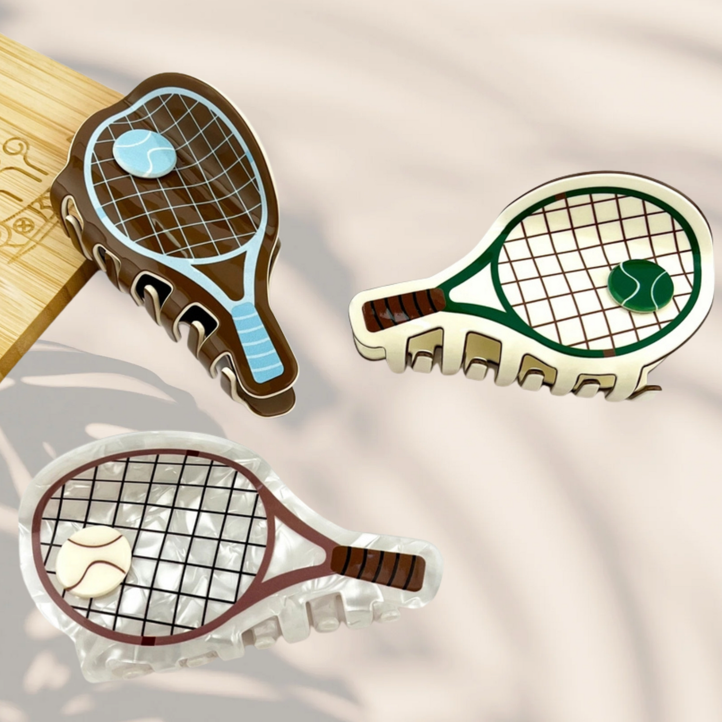 Aretes de raqueta blancos con cuentas y temática de TENIS