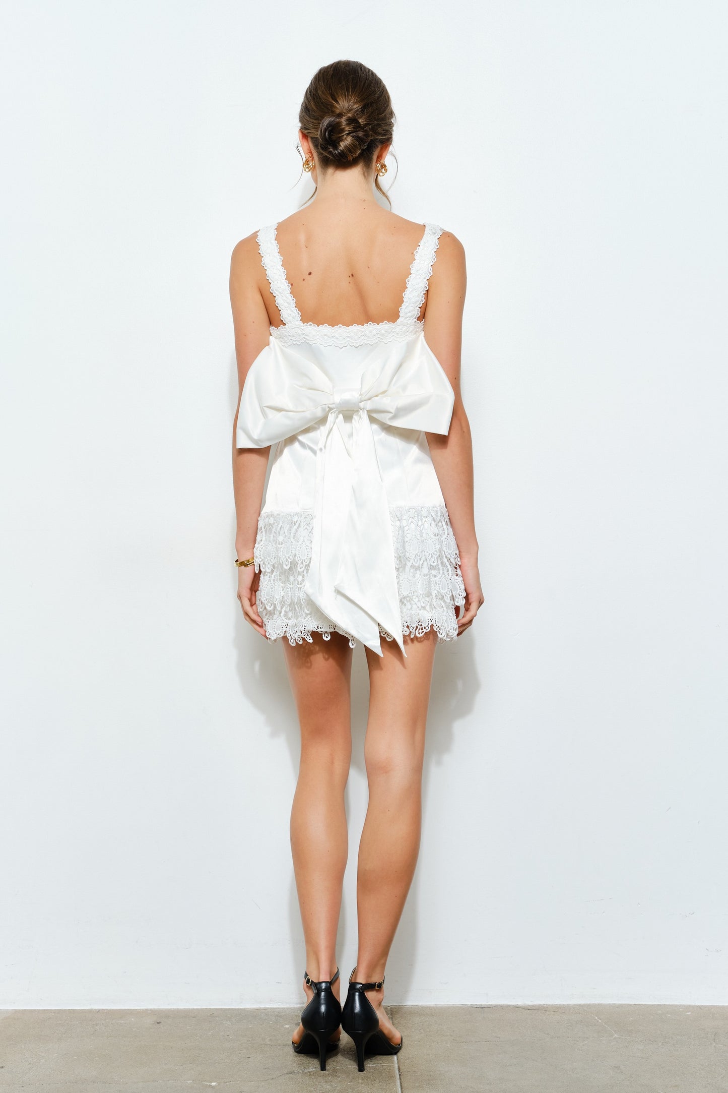 BACK BOW BEAUTY WHITE DRESS