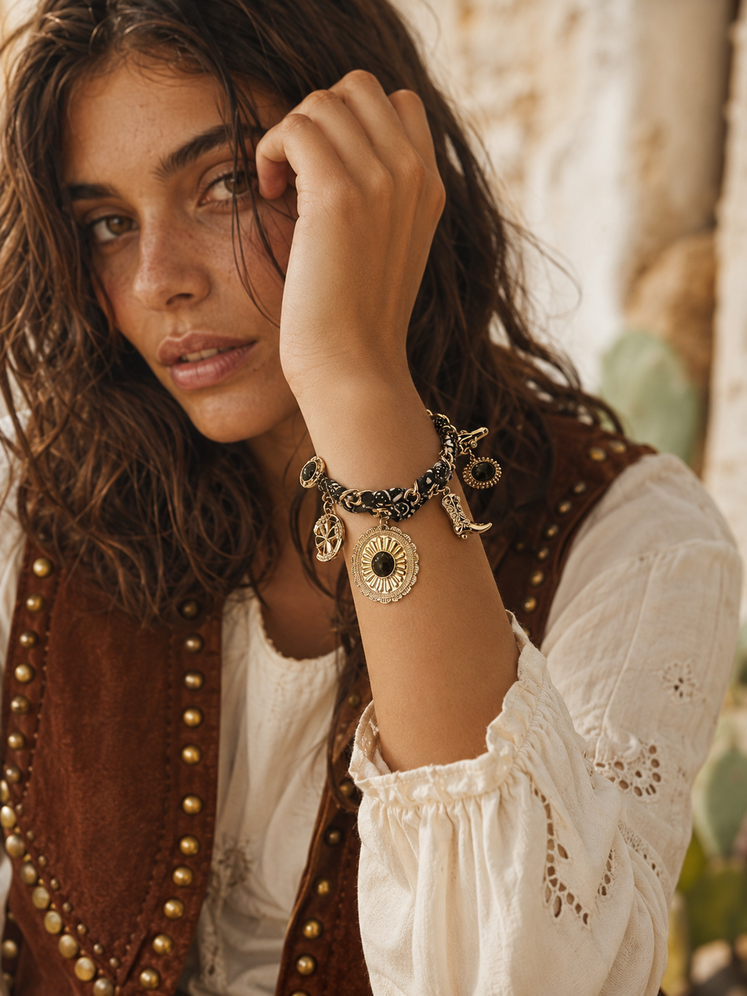Pulsera con dije vaquero de bandana negra