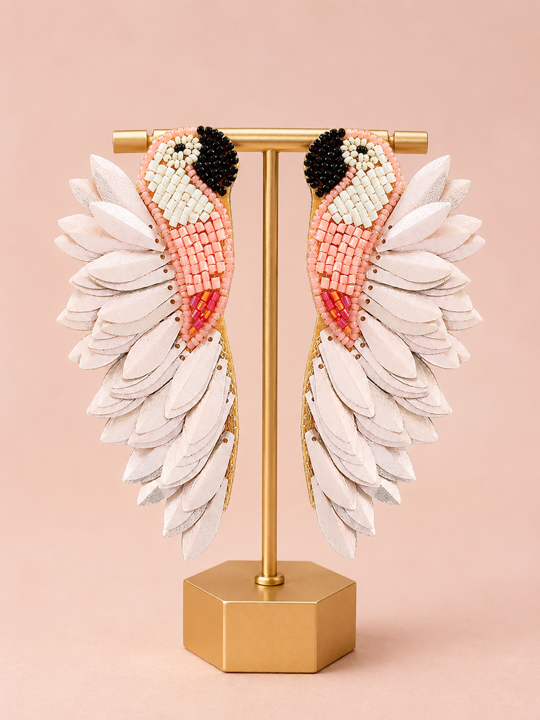 Pendientes Tropicales de Lentejuelas y Plumas Rosadas con Abalorios de L Loro