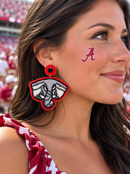 Pendientes de abalorios con el elefante mascota de fútbol americano de la Universidad de Alabama