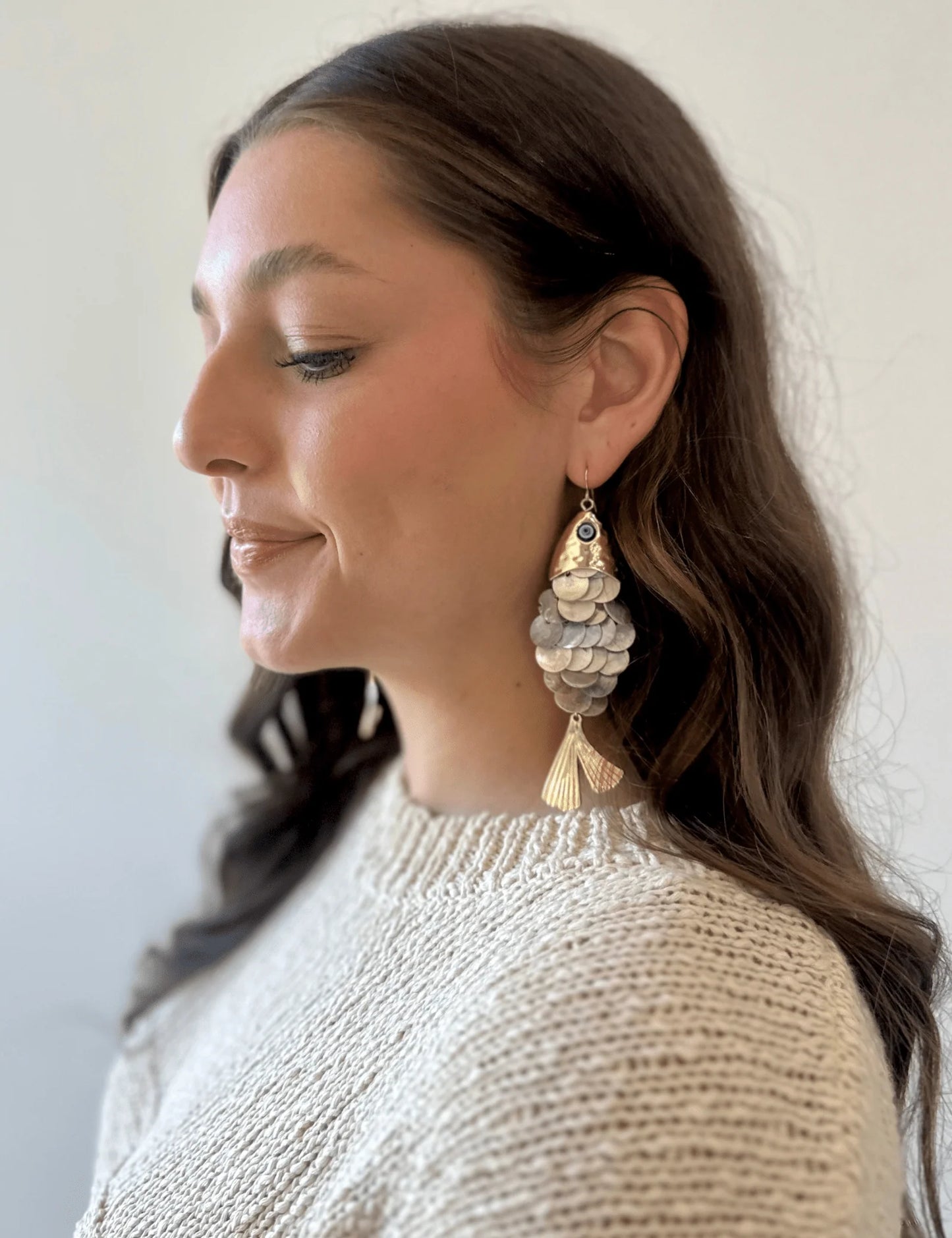 Pendientes largos Finniker con diseño de pez