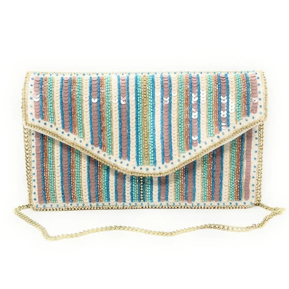 Bolso de mano con cuentas negras, rayas rojas y verdes